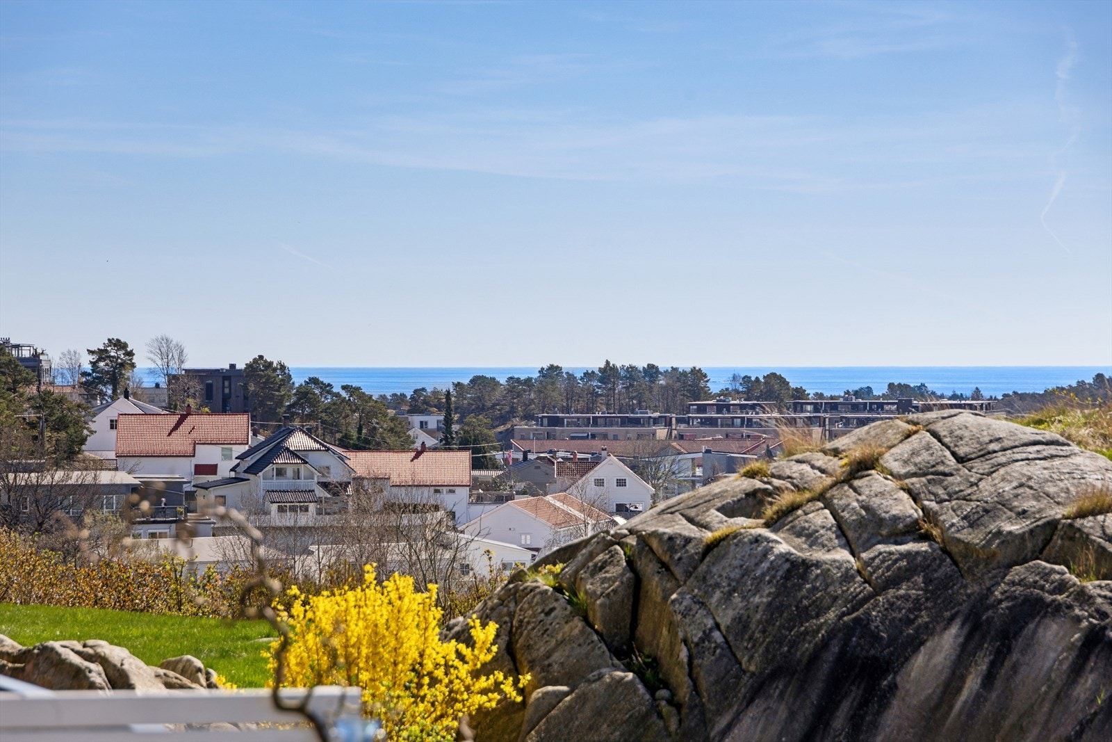 Eiendommen ligger i et etablert og sentralt boligområde på Grøm, med kort vei til det meste en travel hverdag krever. Galleribilde