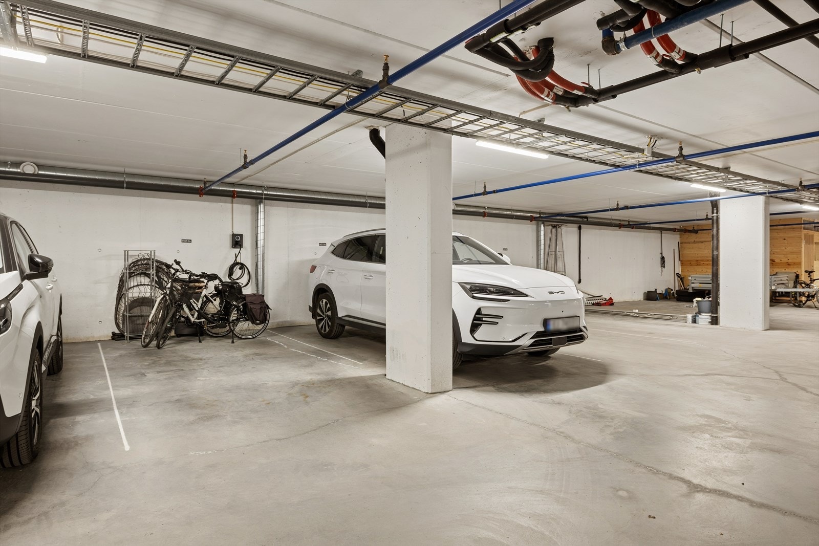 Med leiligheten følger to faste parkeringsplasser i felles, lukket garasjeanlegg i byggets underetasje. Galleribilde