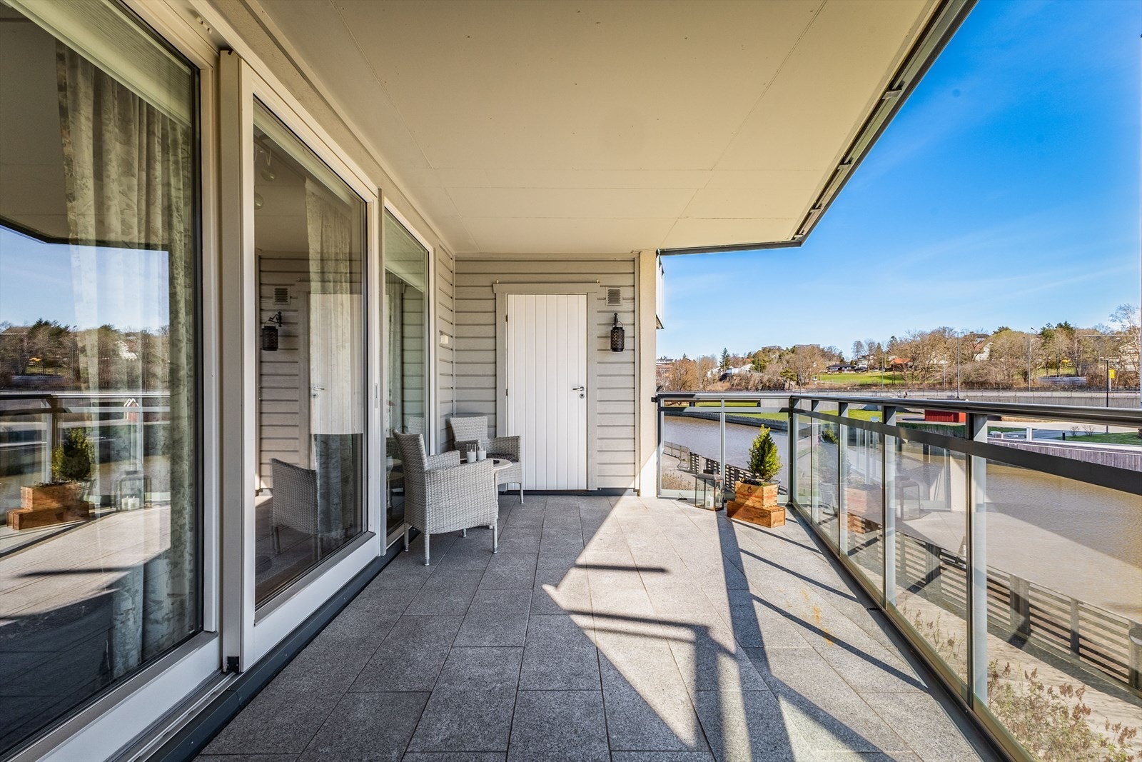 Balkong på ca. 15 m² med gode solforhold. Galleribilde