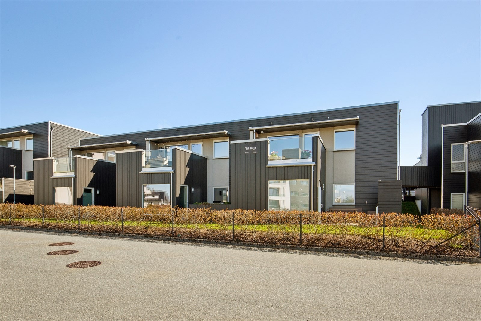 Bygget har en moderne fasade med mørkbeiset trekledning, oppført i 2015. Galleribilde