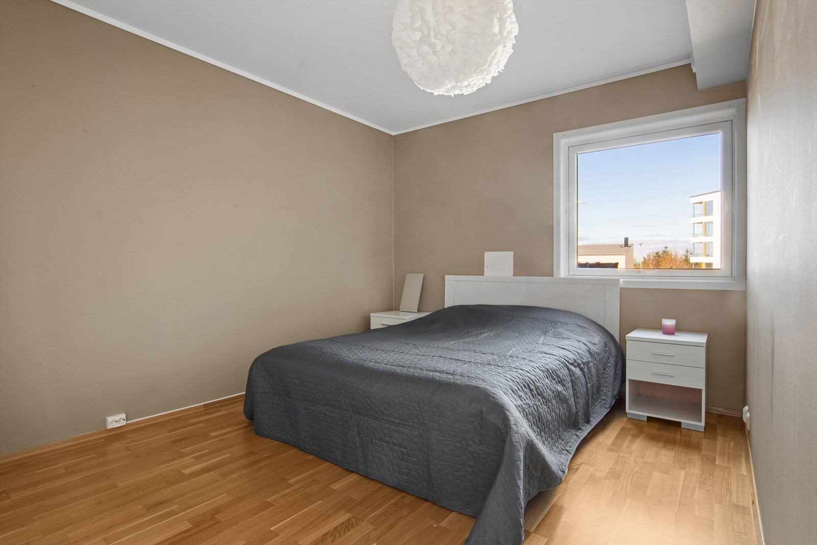 Et rolig og behagelig rom med vindu som vender bort fra veien. Galleribilde