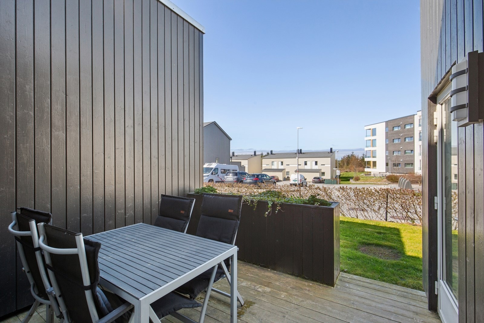 Terrasse har god plass til sittegruppe. Her nytes fine dager! Galleribilde