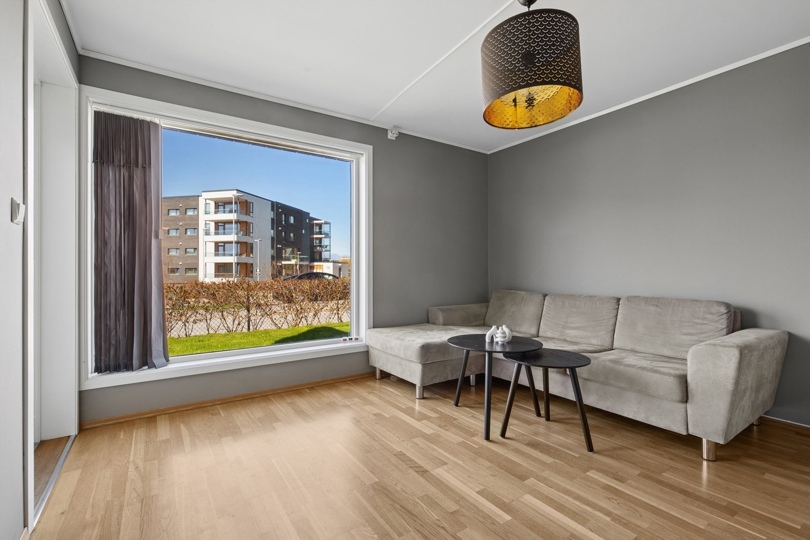 Stuen er i en åpen løsning med kjøkkenet, noe som gir en god romfølelse. Rommet har plass til både sofagruppe og spisebord. Galleribilde
