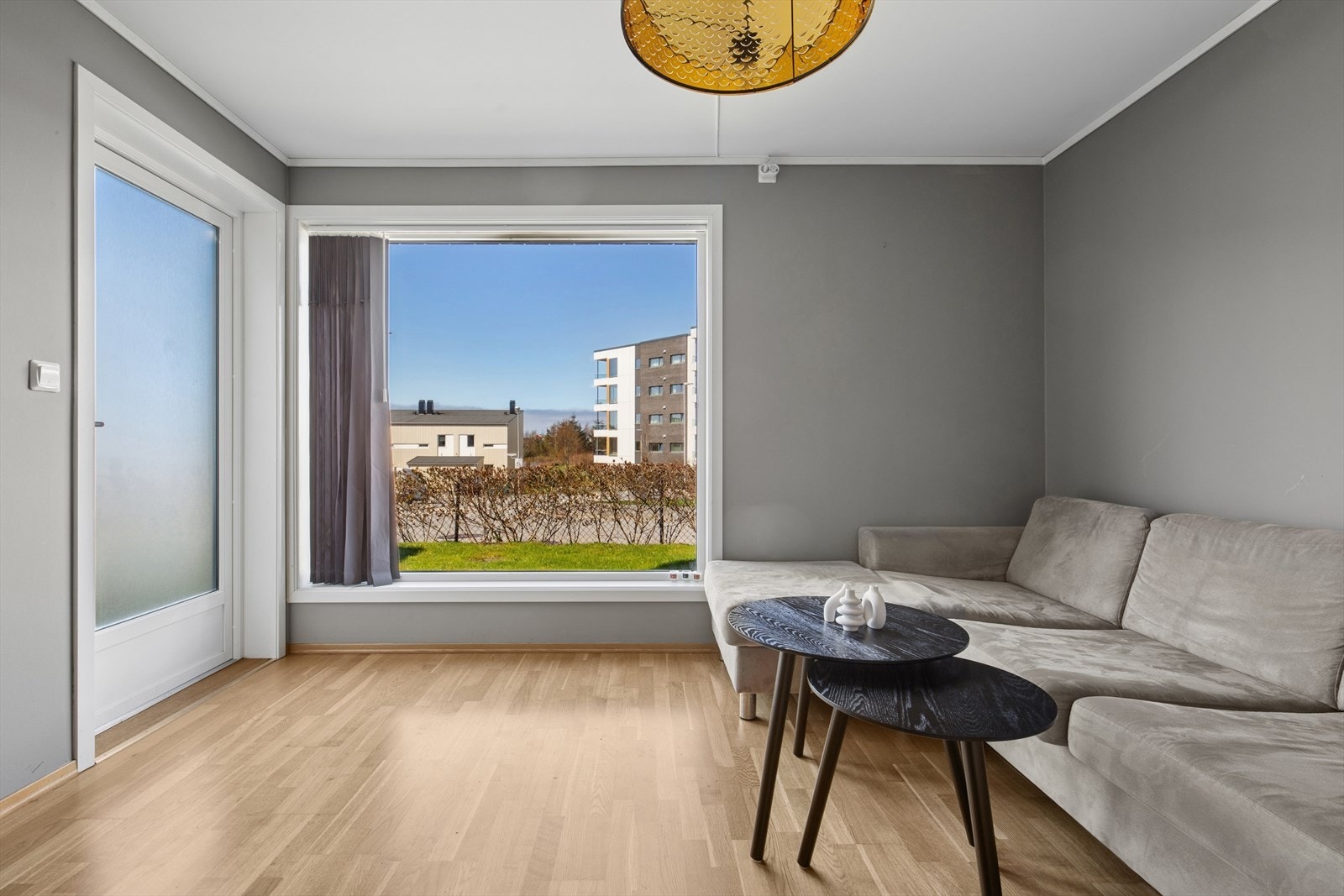Stor vindusflate som slipper inn dagslys, og herfra er det direkte utgang til terrassen. Galleribilde