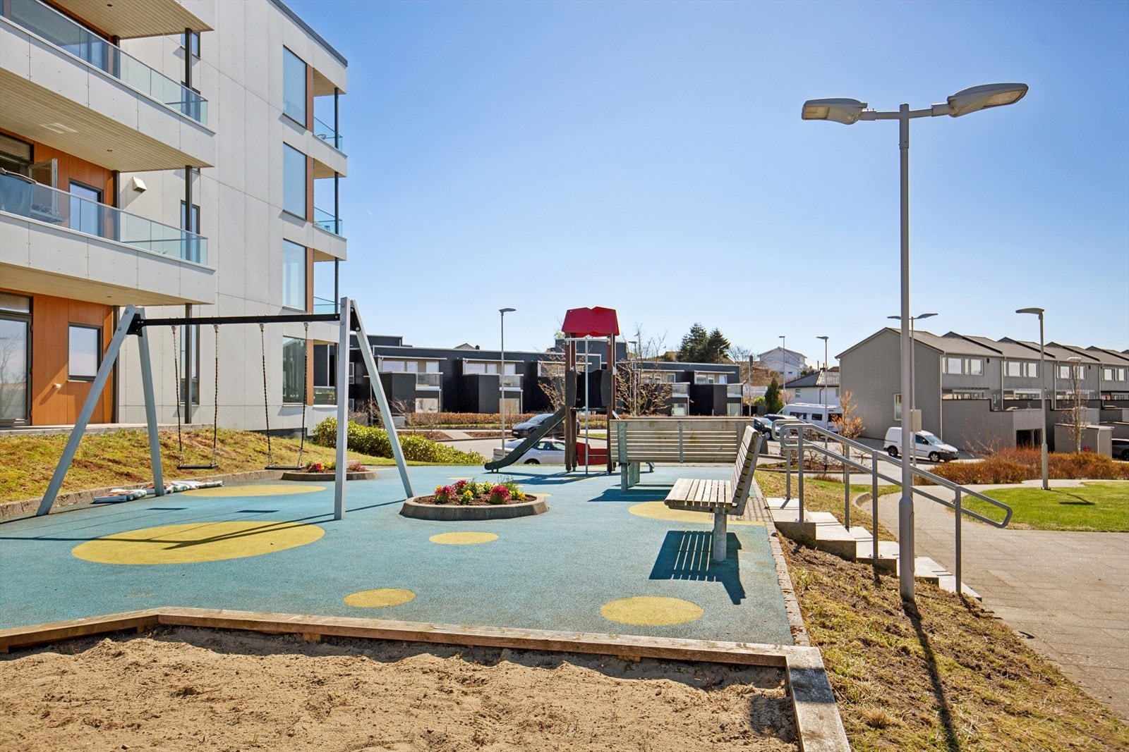 Pent opparbeidet felles uteområde med lekeplass, sittebenker og grønne flater - et trygt og trivelig miljø for både små og store! Galleribilde