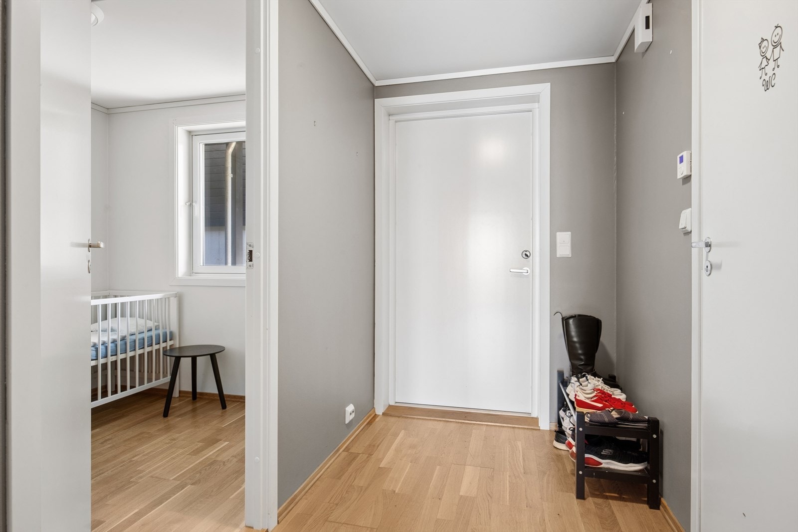 Innbydende entré med plass til oppbevaring av yttertøy og sko. Galleribilde