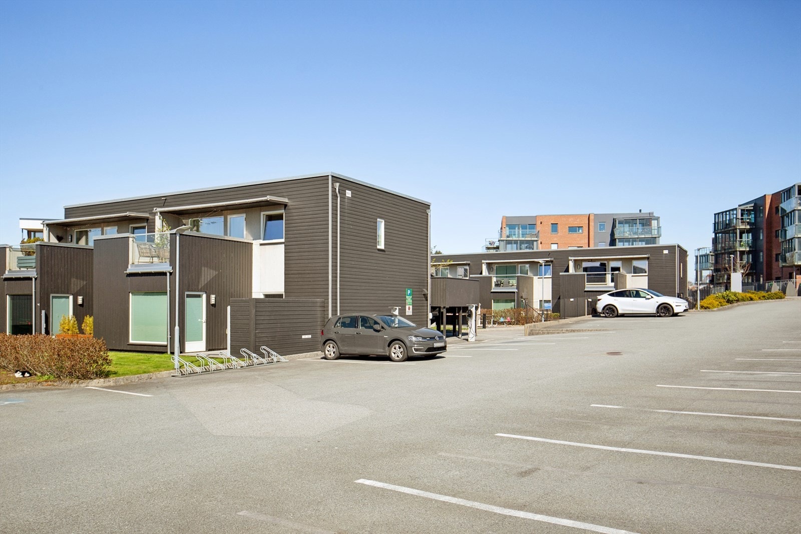 Fast parkeringsplass like ved leiligheten. Borettslaget har dedikerte plasser med strømuttak for elbil, hvor avtale må inngås med styret og forbruk betales av brukeren. Galleribilde