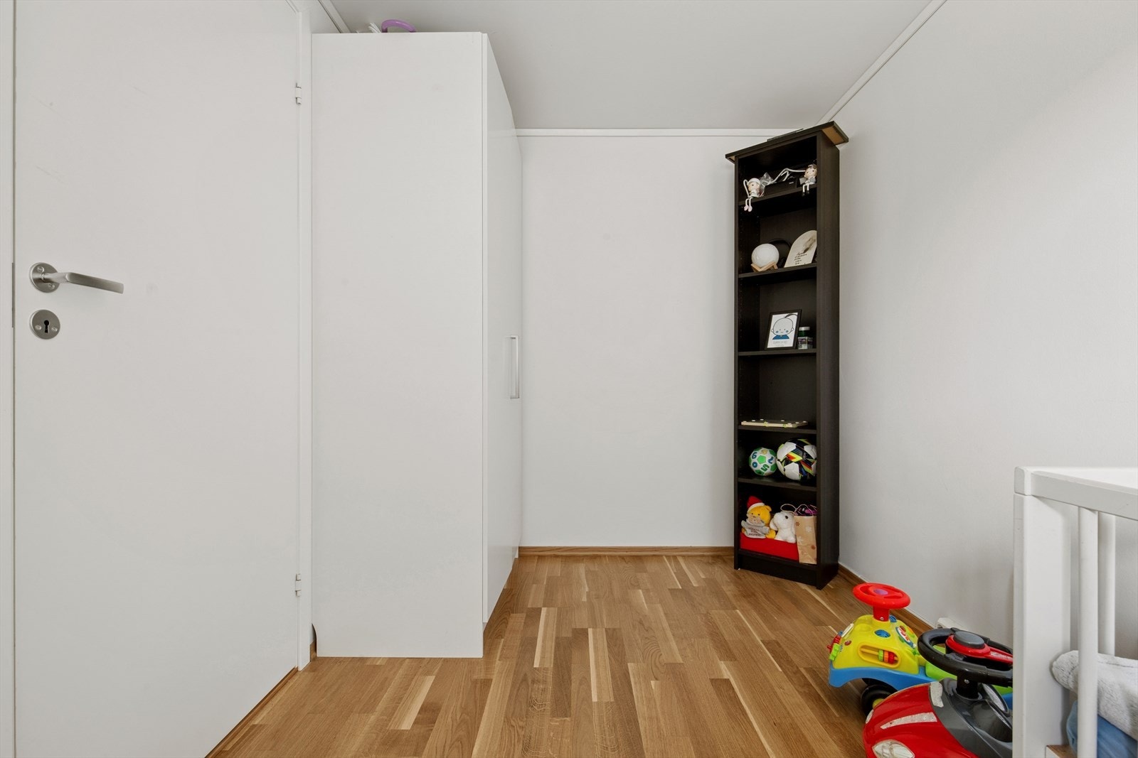 Rommet har plass til seng og oppbevaringsmøbler. Galleribilde