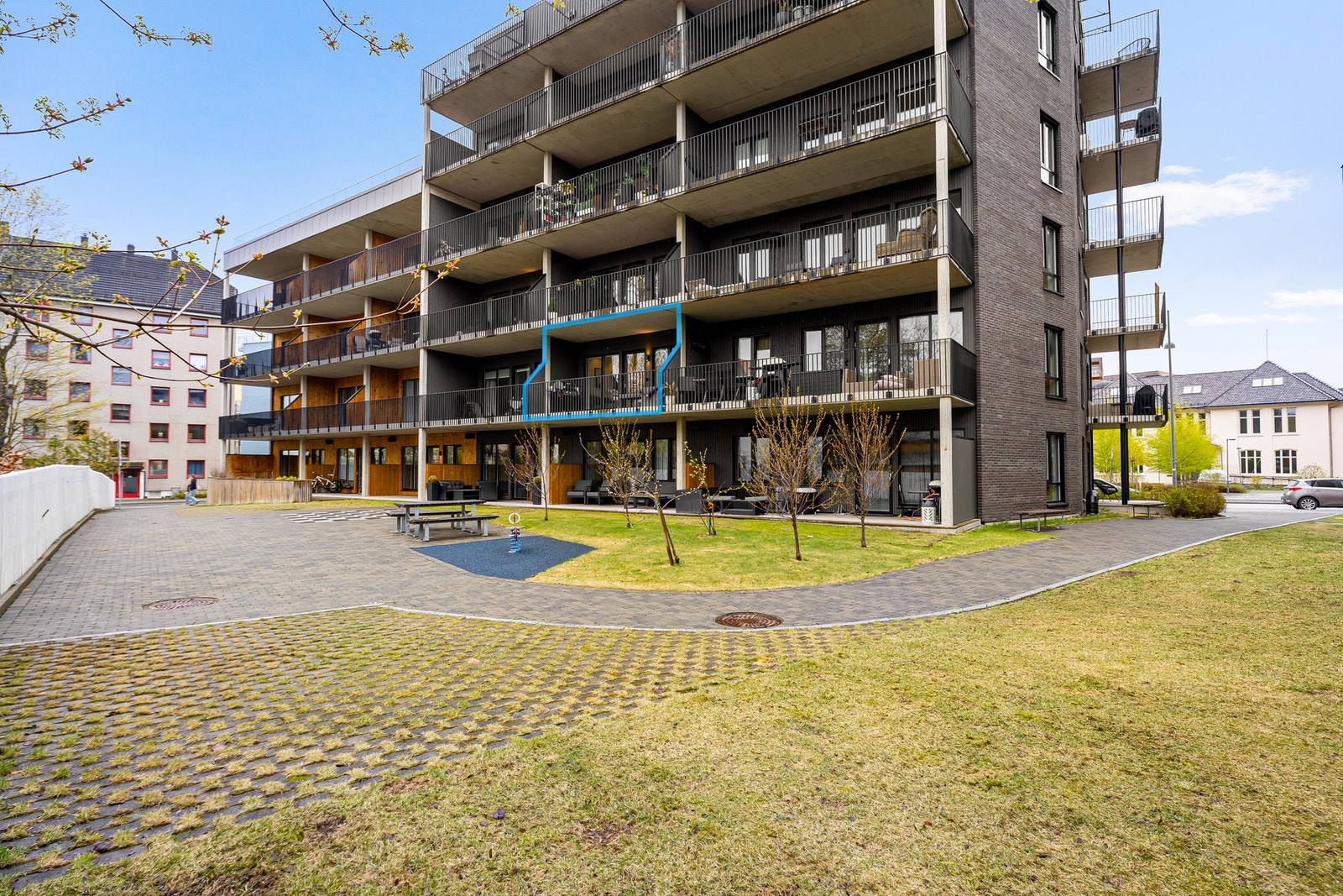 Fasadebilde. På den sørlige delen av bygget har du et pent opparbeidet felles uteareal. Oppleves grønt og frodig på sommerhalvåret. Galleribilde