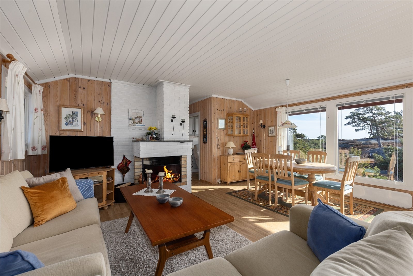 Fra stuen utgang til stor og solrik sør- og vestvendt terrasse, med flott utsikt mot havet. Galleribilde