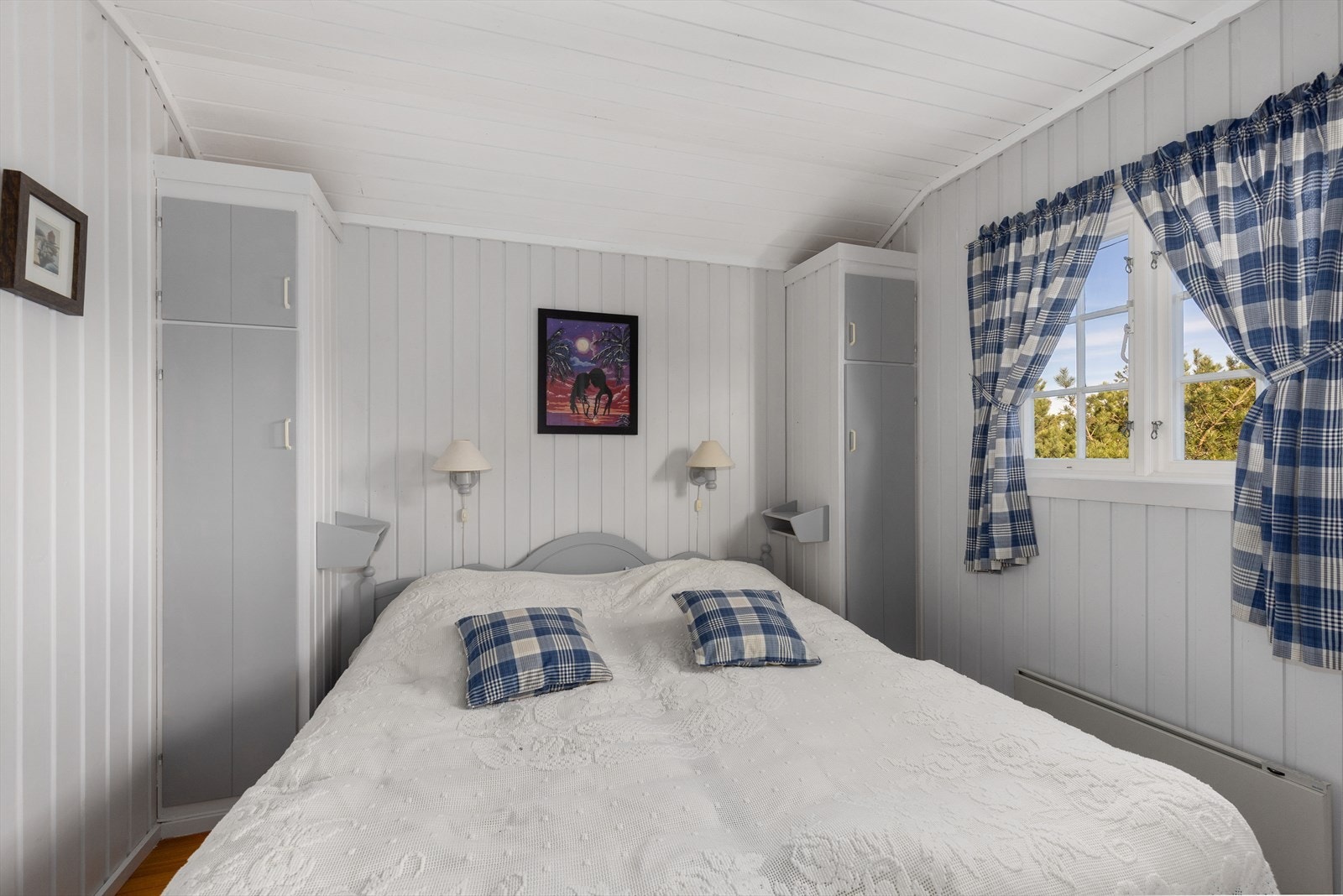 Hytta inneholder 3 soverom, alle lysmalt og med plassbygde garderobeskap. Galleribilde