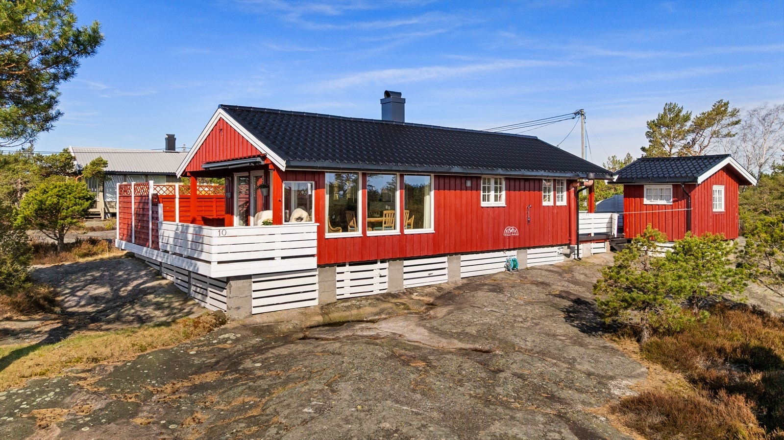Eiendommen har fine uteplasser i form av terrasser vendt mot syd og vest. Her har du havutsikt samt sol fra tidlig morgen til sen kveld. Galleribilde