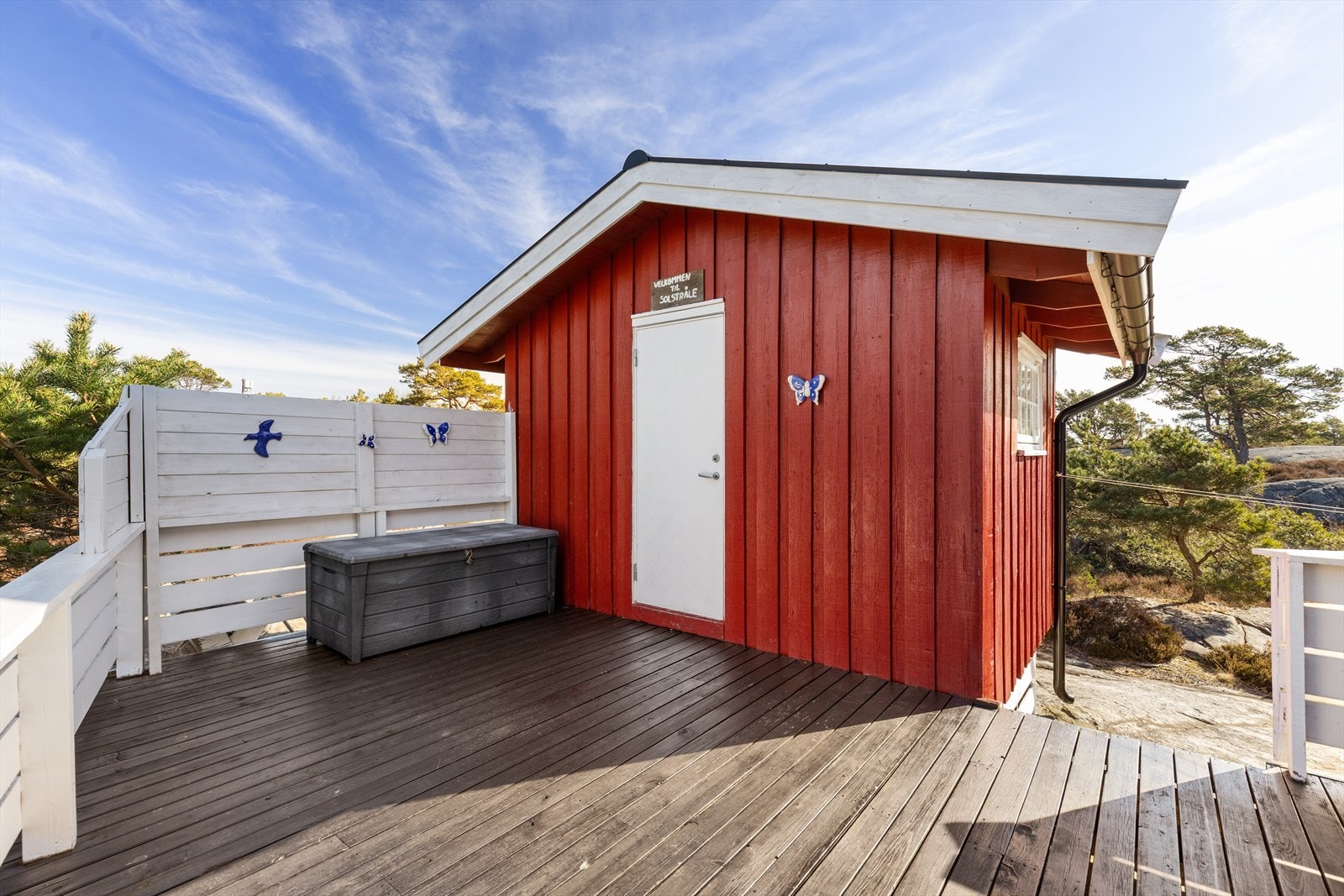 Uteboden ligger på nordsiden av hytta (se mer infomasjon under midlertidig brukstillatelse og ferdigattest). Galleribilde
