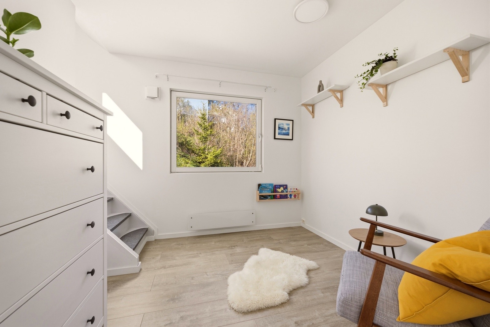 Det tredje soverommet har trapp opp til loftsetasjen. Galleribilde