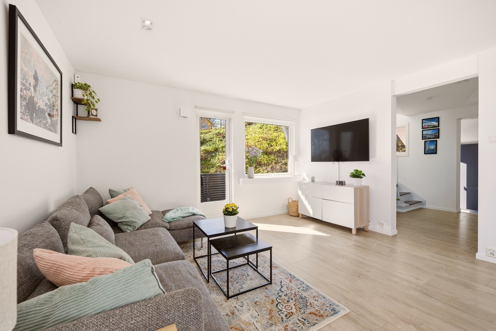 Stuen gir en komfortabel ramme for både rolige hverdager og hyggelige sammenkomster. Galleribilde