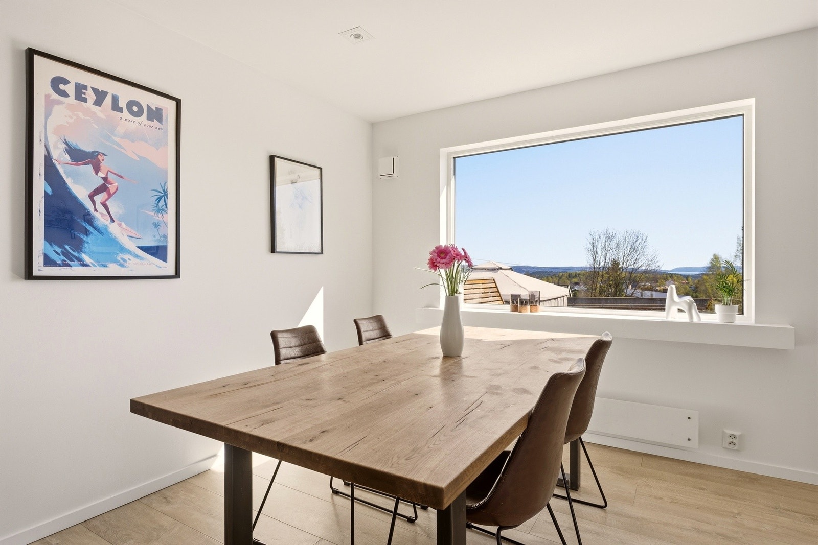 Spisestuen ligger i åpen løsning med stuen. Galleribilde