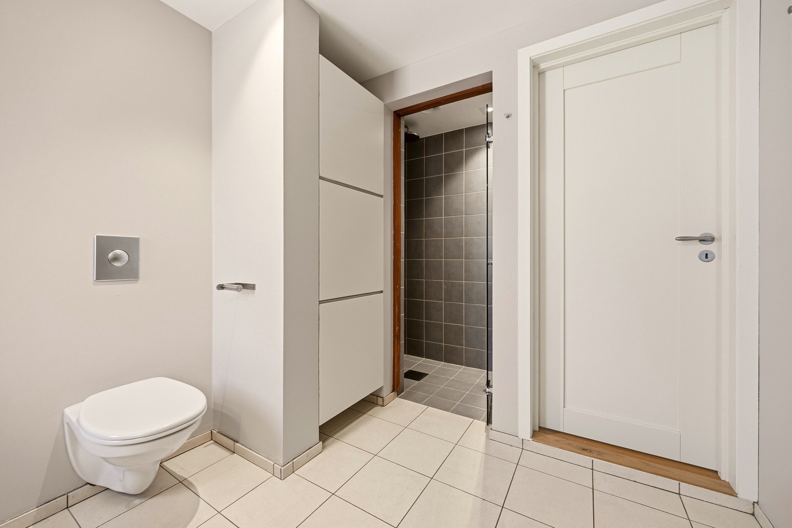 Badet er utstyrt med vegghengt toalett og dusjhjørne. Galleribilde