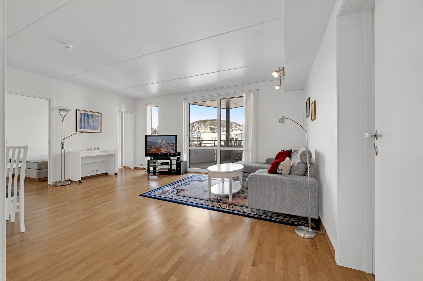 Stuen er lys og romslig med smarte løsninger. Galleribilde