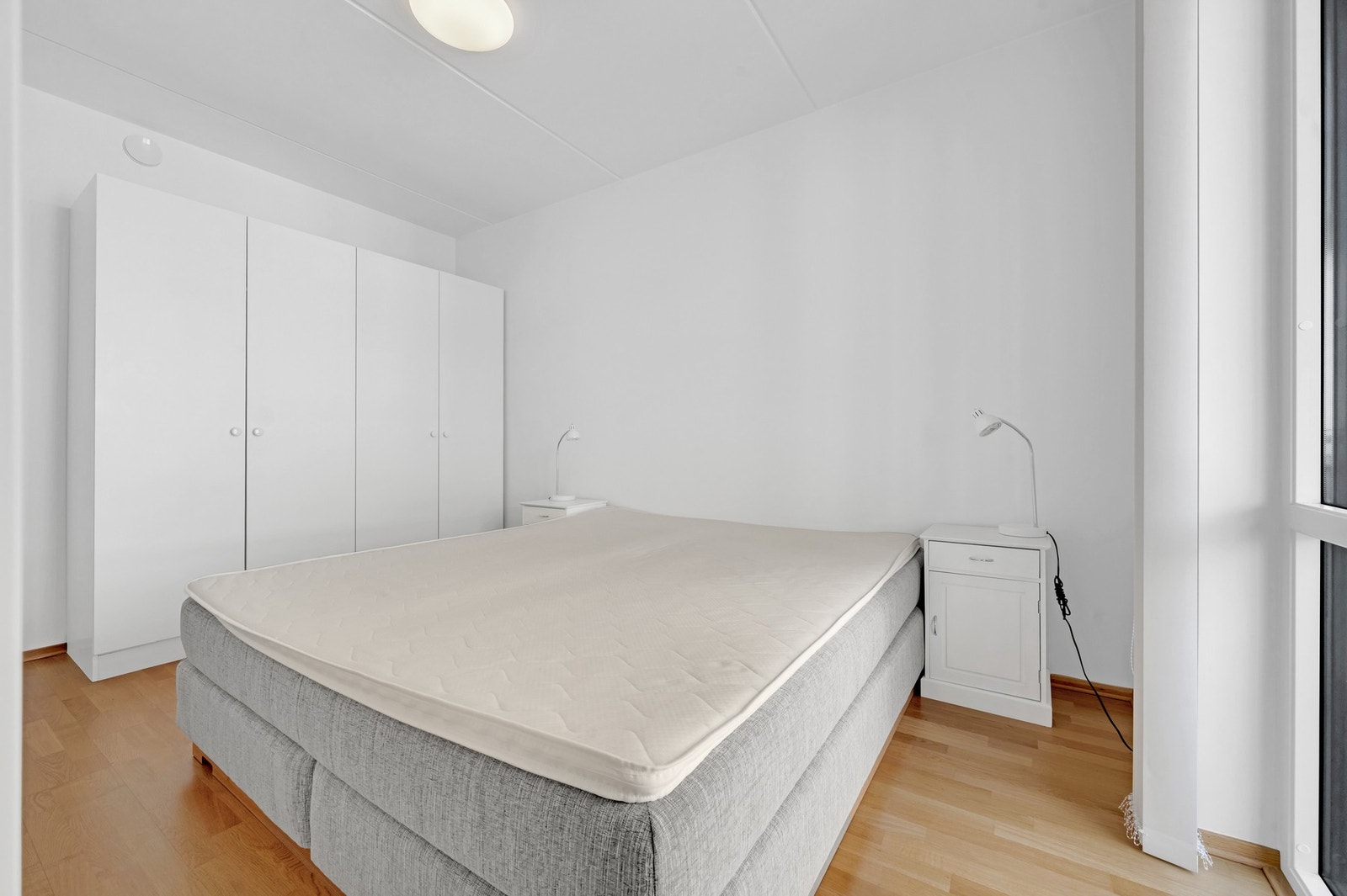 Romslig soverom med plass til dobbeltseng og skap. Galleribilde
