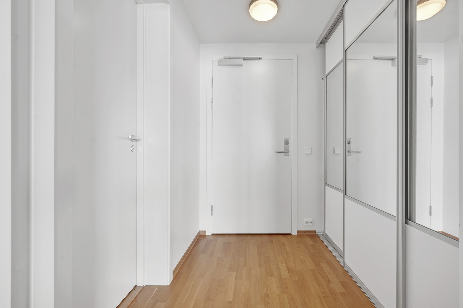 Velkommen inn i denne smarte leiligheten med 2 soverom, bod, stue og bad. Smart skyvedørsgarderobe i gangen. Galleribilde