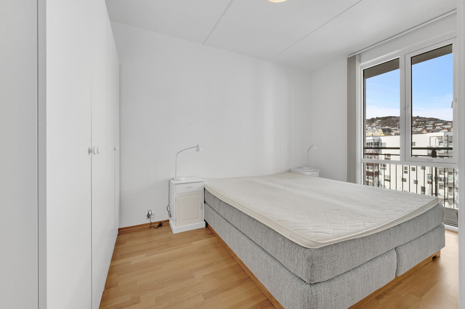 Det er to skyvedører inn til hovedsoverommet. Galleribilde