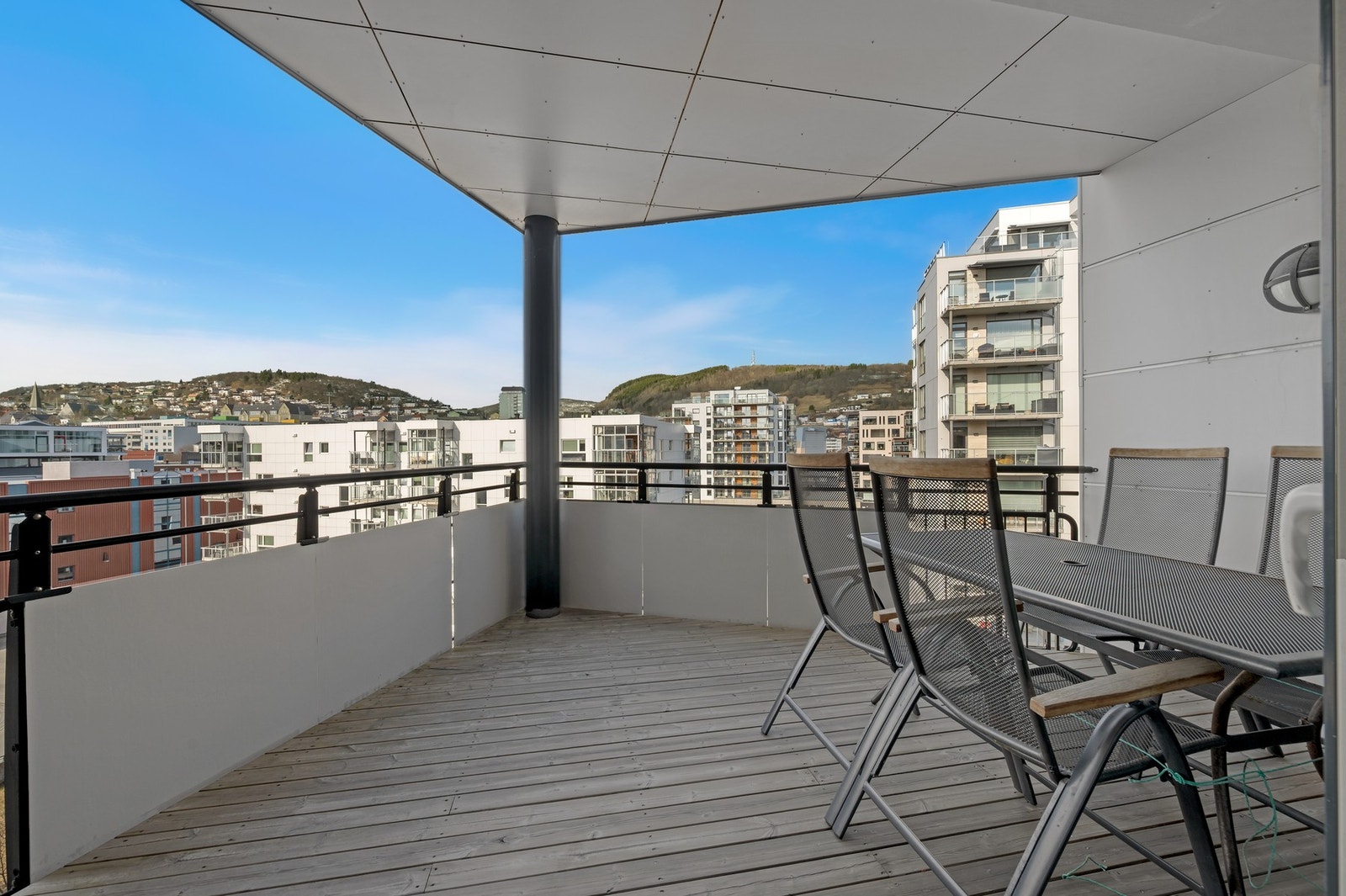 Det er en stor balkong med gode utsikts og solforhold. Galleribilde