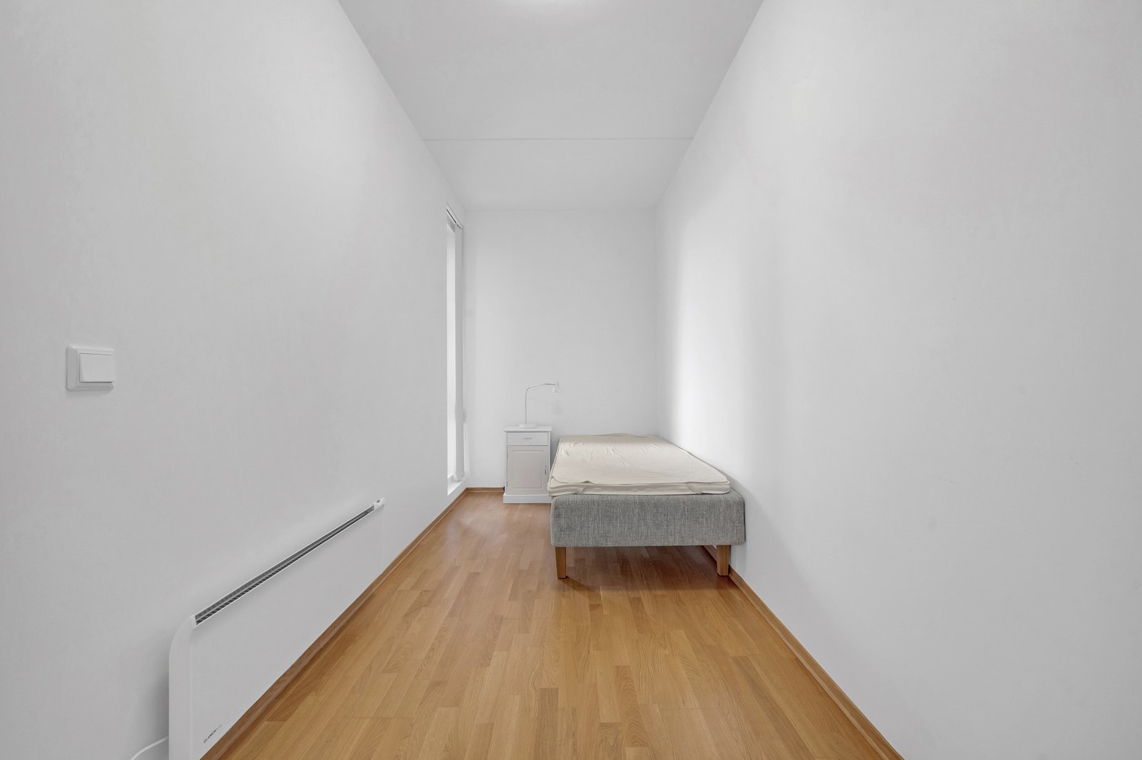 ... vindu med utsikt. Lyst og fint uten slitasje. Galleribilde