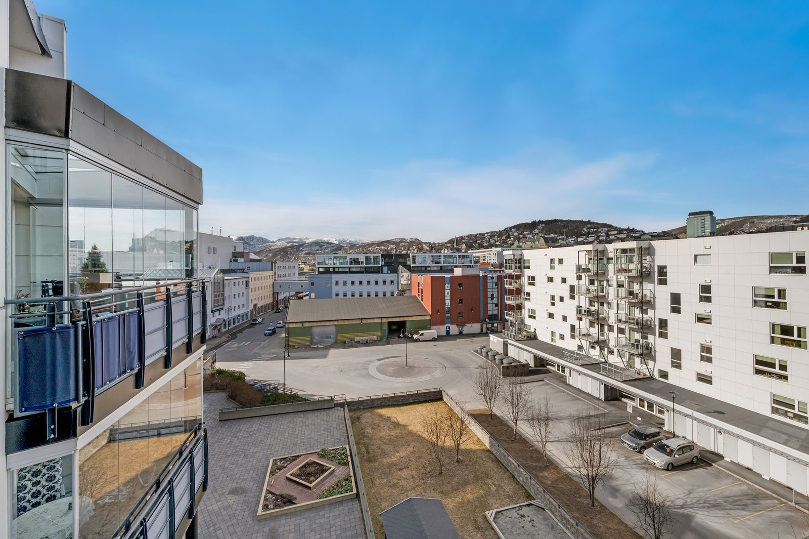 Her kommer formidagssola rullende. Det er god utsikt over området. Galleribilde