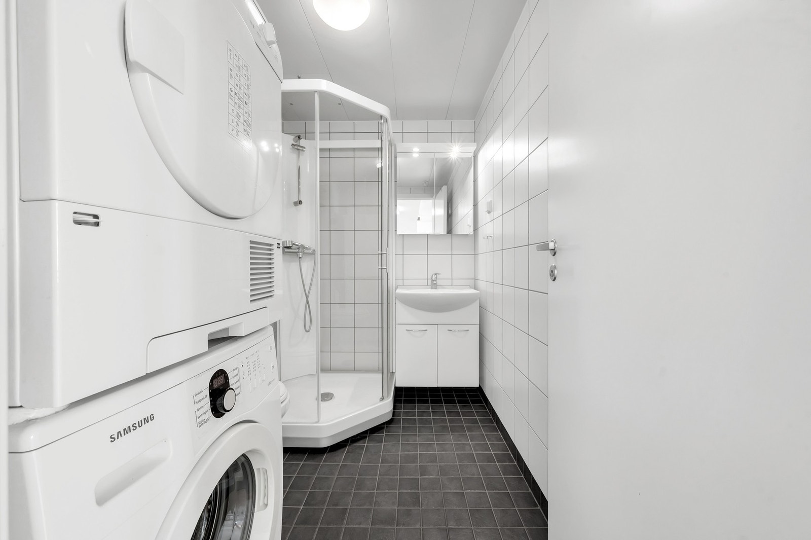 Opplegg til vaskemaskin og tørketrommel på badet. Galleribilde