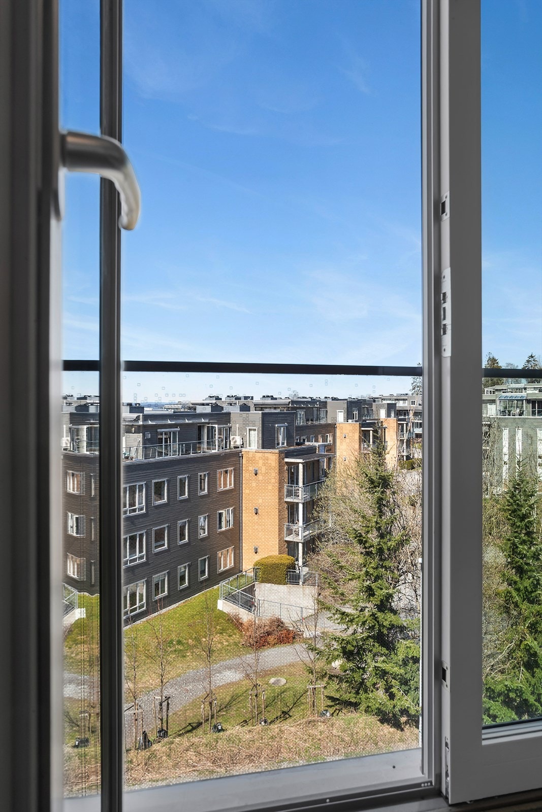 Fra leiligheten er det utsikt over nærområdet og de omkringliggende boligfeltene. Galleribilde