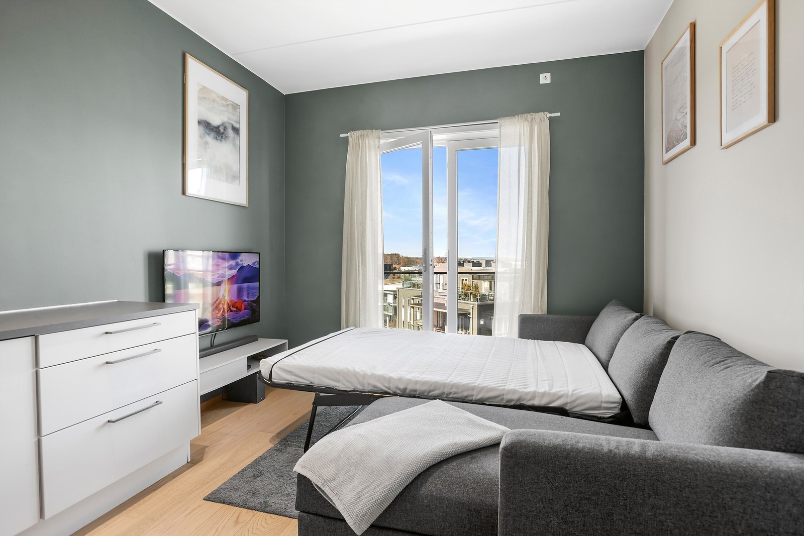 Den åpne planløsningen gir fleksibilitet for møblering, med både sittegruppe og soveplass. Galleribilde