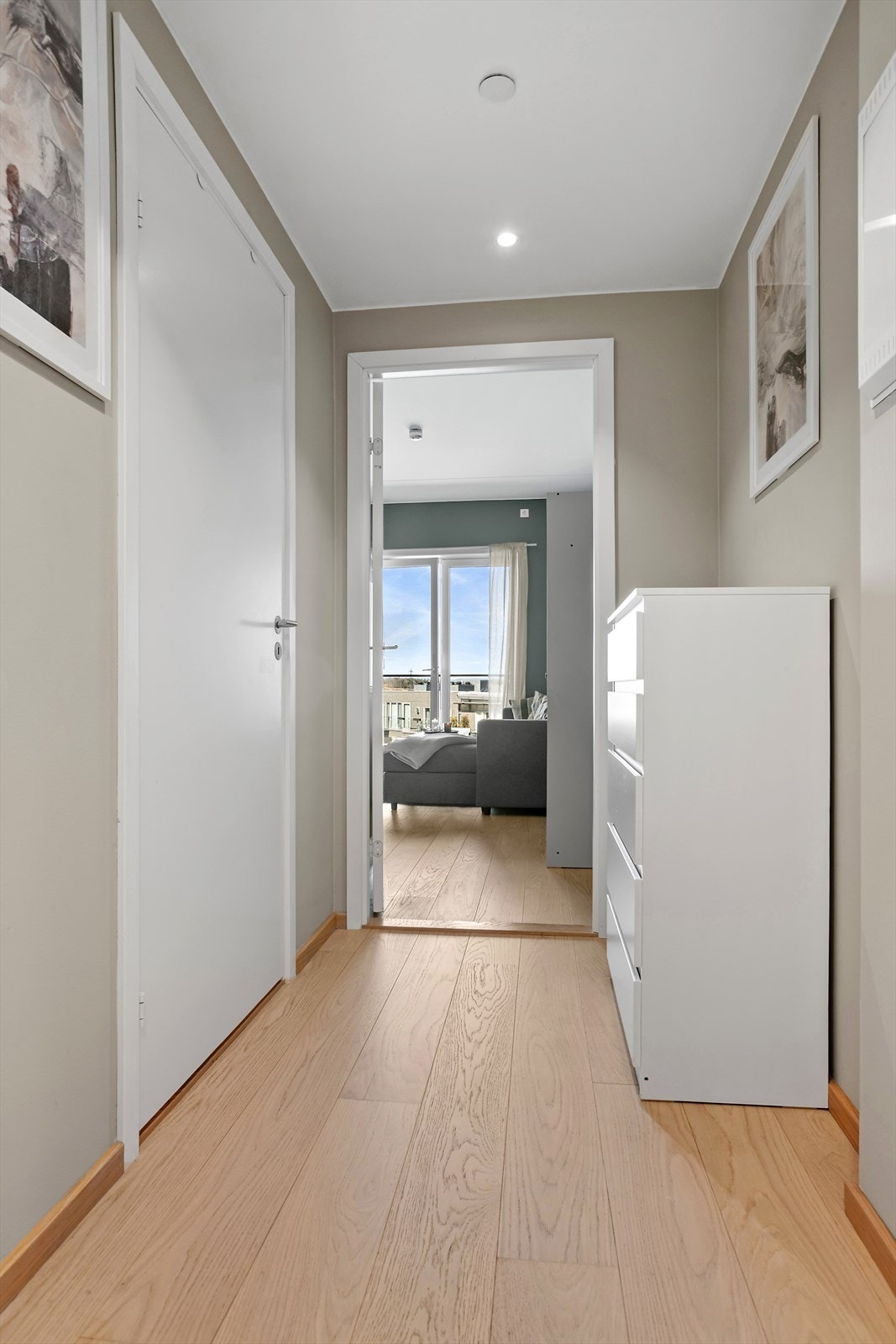 Fra entréen er det direkte tilgang til badet og det åpne hovedrommet. Galleribilde