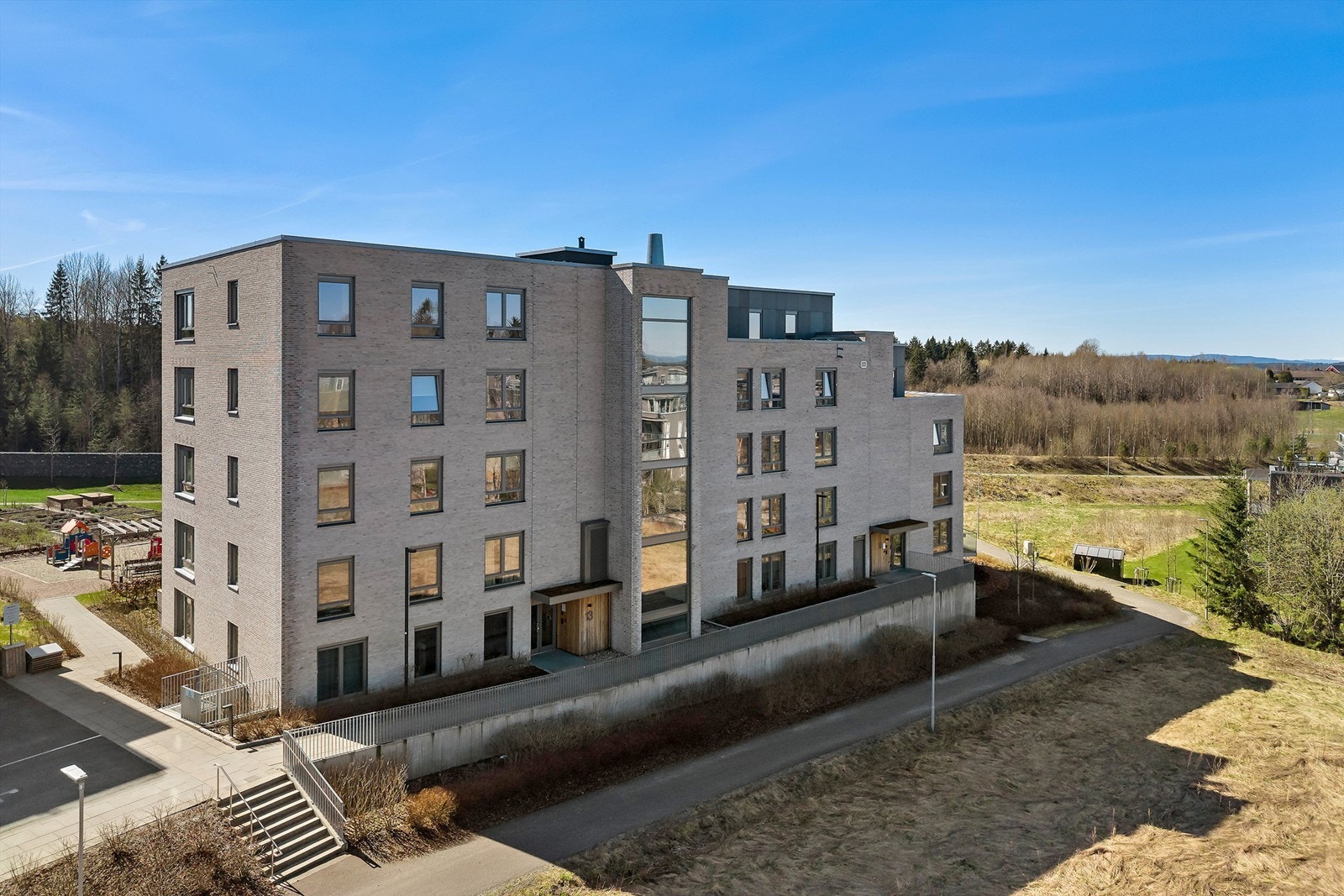 Leilighetsbygget fra 2021 har en vedlikeholdsvennlig fasade forblendet med teglstein. Galleribilde