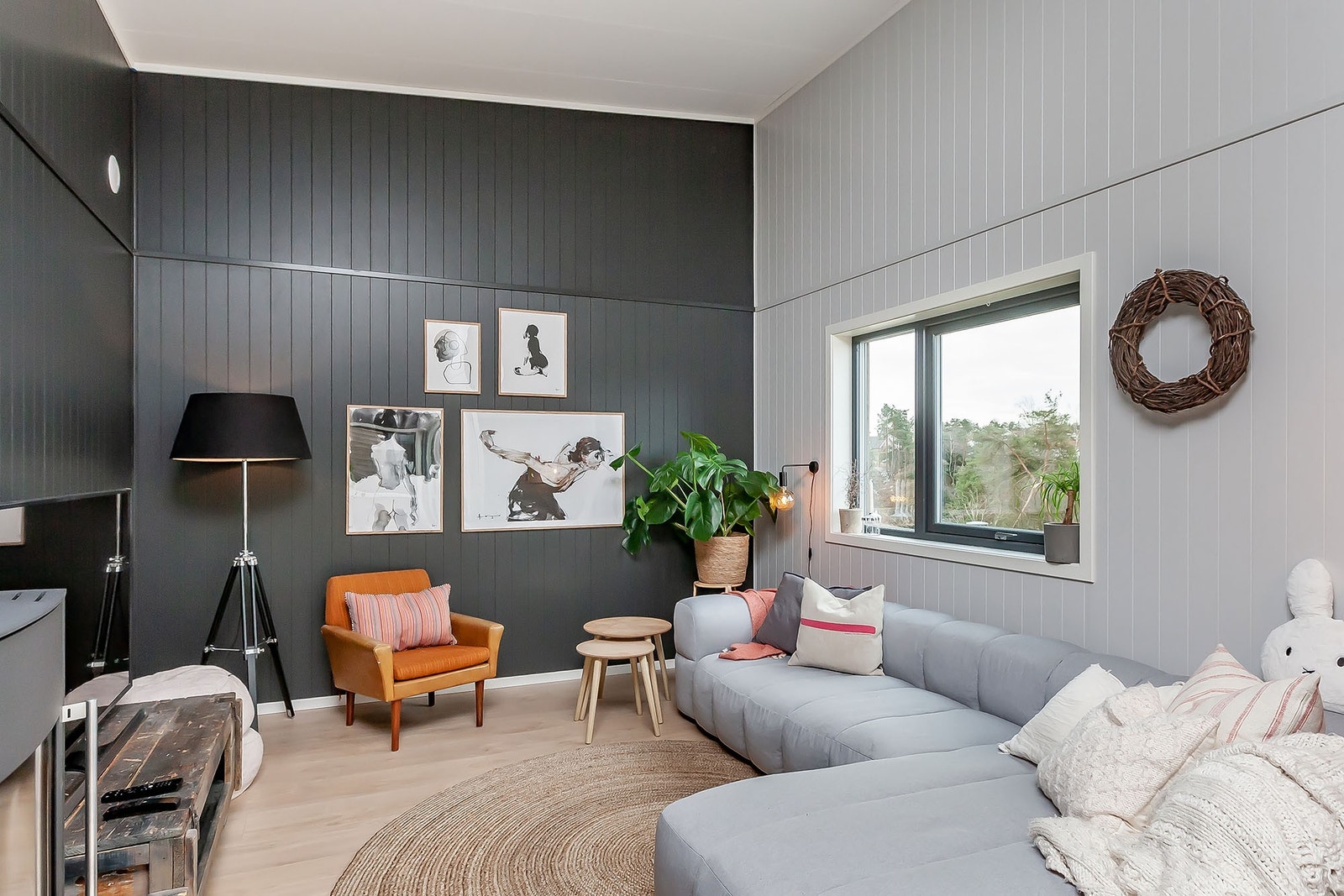 Stue - Leiligheten ligger i 2.etg. og har ekstra takhøyde i stue- og kjøkkenområdet som gir en fantastisk romfølelse! Galleribilde