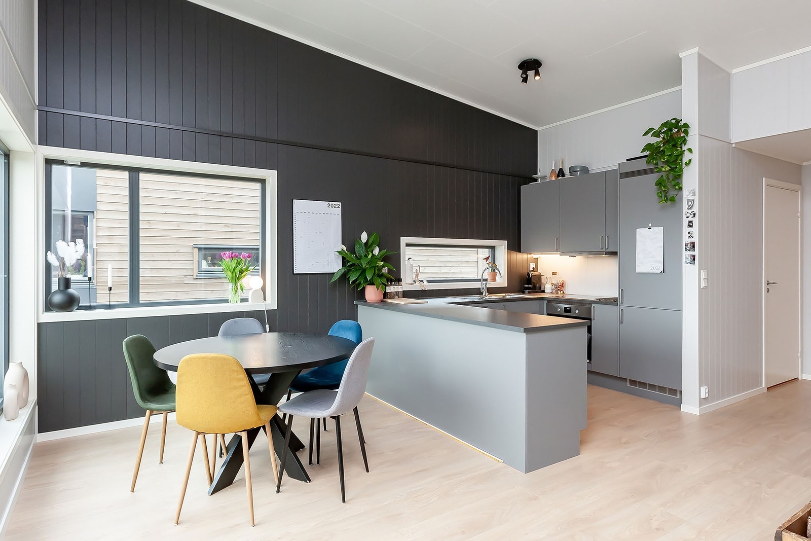 Spisestue og kjøkken - Åpen kjøkkenløsning med frokostbar. Galleribilde