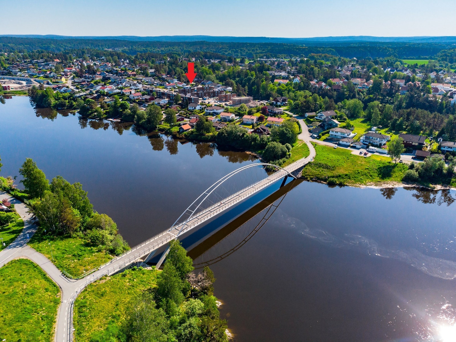 Gang- og sykkelbru fra Neset og over til Opsund gjør avstanden og tilgjengeligheten til Sarpsborg sentrum svært bra. Rød pil markerer Bruveien 15 A - D. Galleribilde