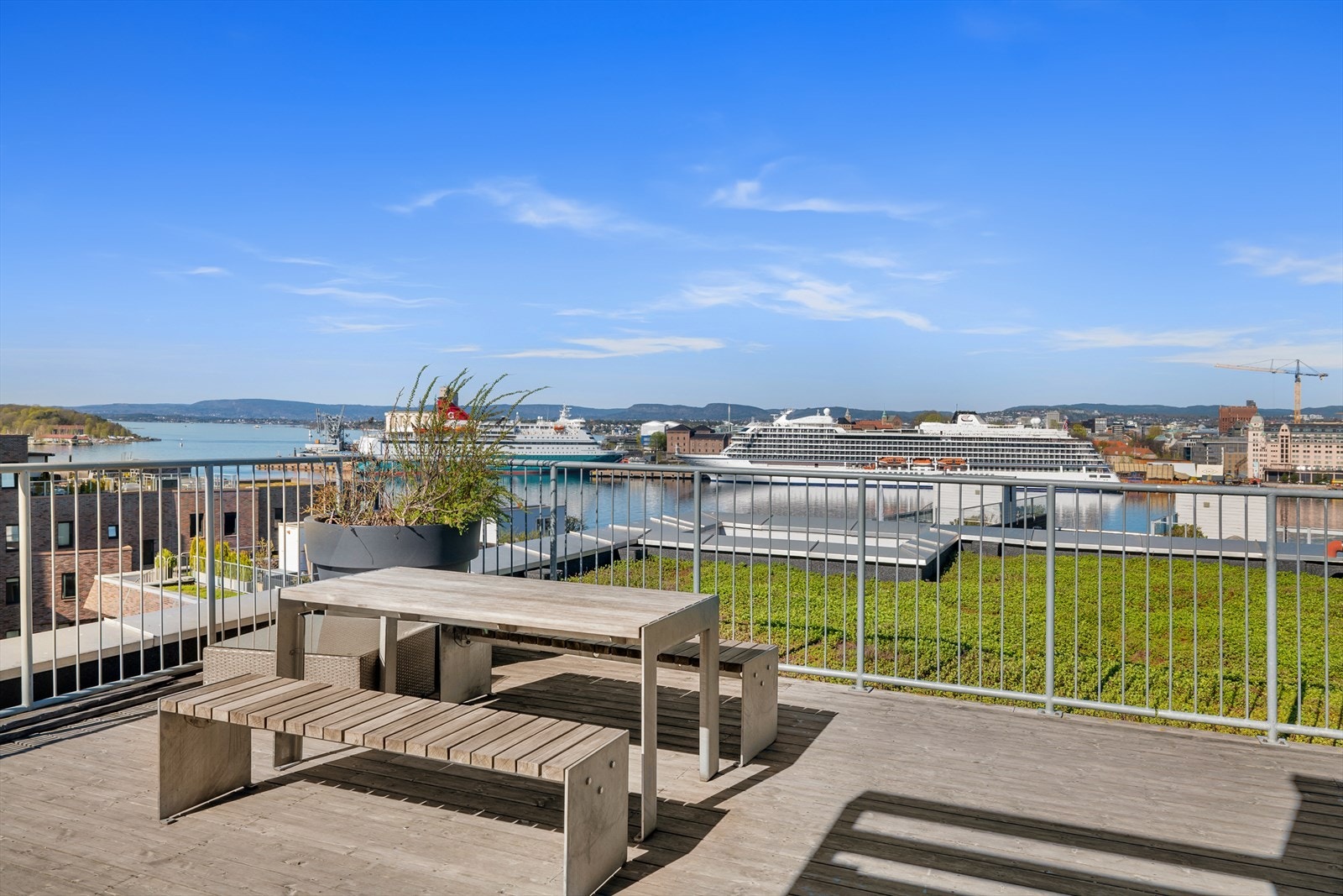 Fra takterrassen kan man nyte nyttårsrakettene med en imponerende utsikt over byens feiring. Galleribilde