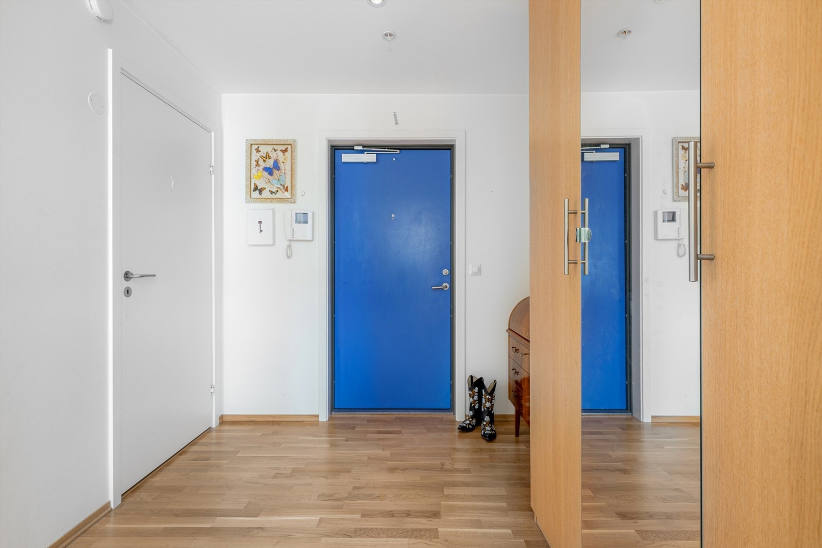 Første møte med boligen er en innbydende og lys entre med praktisk garderobeskap og god plass til yttertøy. Galleribilde