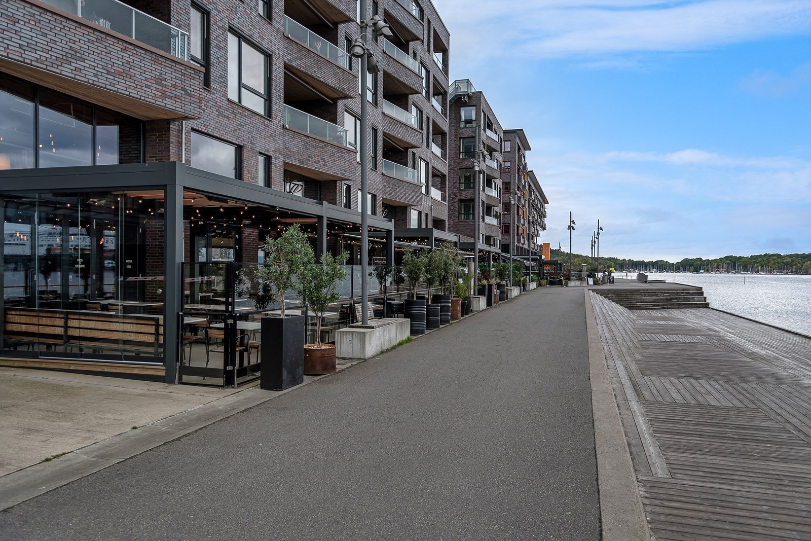 Her kan du legge søndagsturen langs havnepromenaden - rett utenfor døren. Langs Sørengkaia finner du flere gode restauranter. Galleribilde