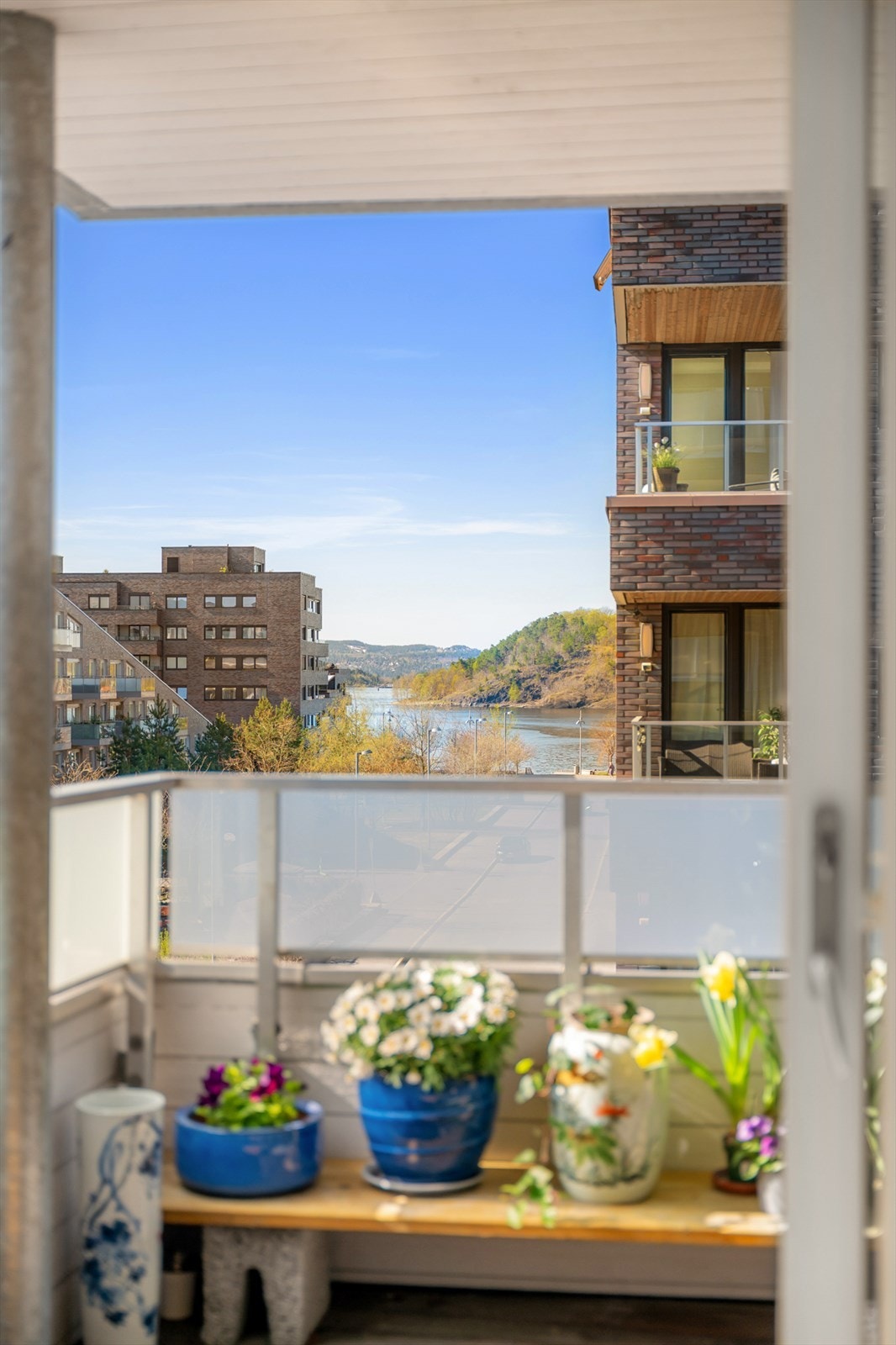 Med sjø på tre sider, kort vei til parker, havnepromenade, badstue og sjøbadet i umiddelbar nærhet, ligger alt til rette for en avslappende hverdag. Galleribilde