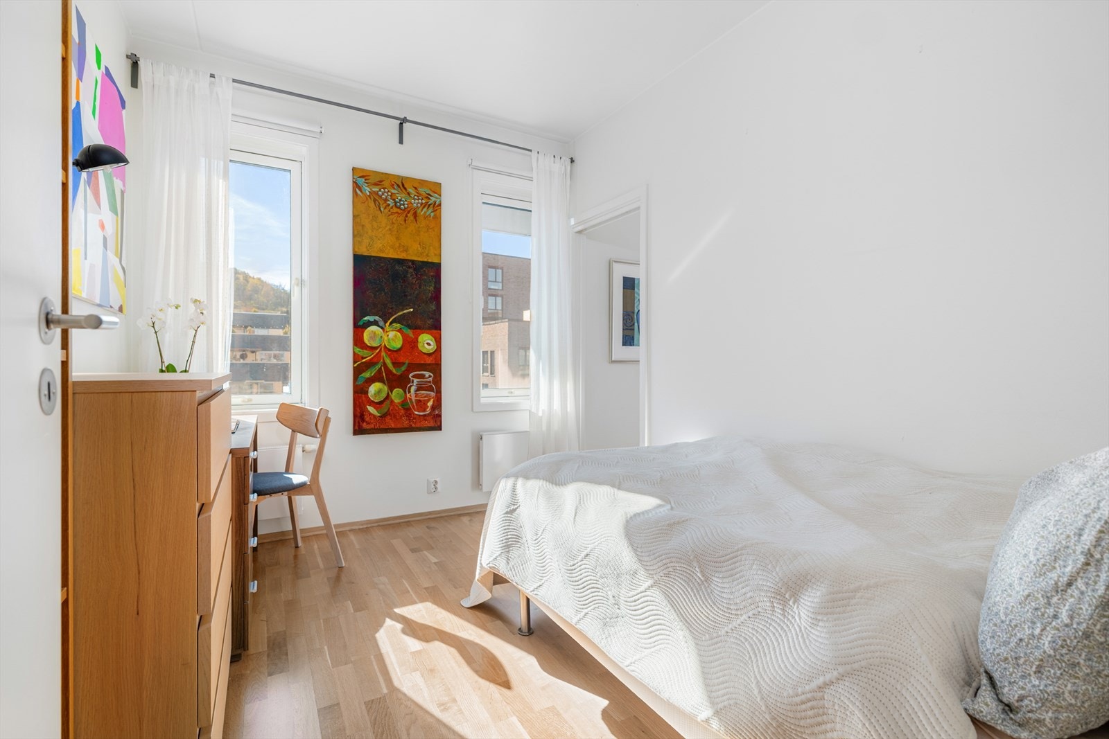 Fra stuen er det inngang til et av boligens to soverom. Rommet har plass til seng, skrivepult og garderobeløsning. Galleribilde