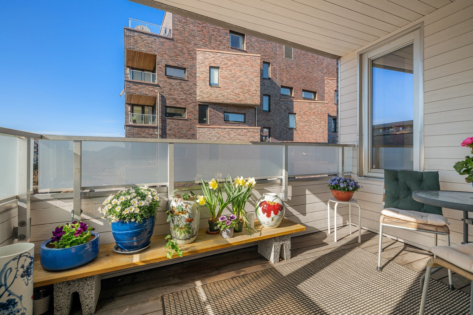 Balkongen har god plass til ulike møbler, blomster og grill. Her ligger alt til rette for hyggelige stunder utendørs med venner og familie. Galleribilde