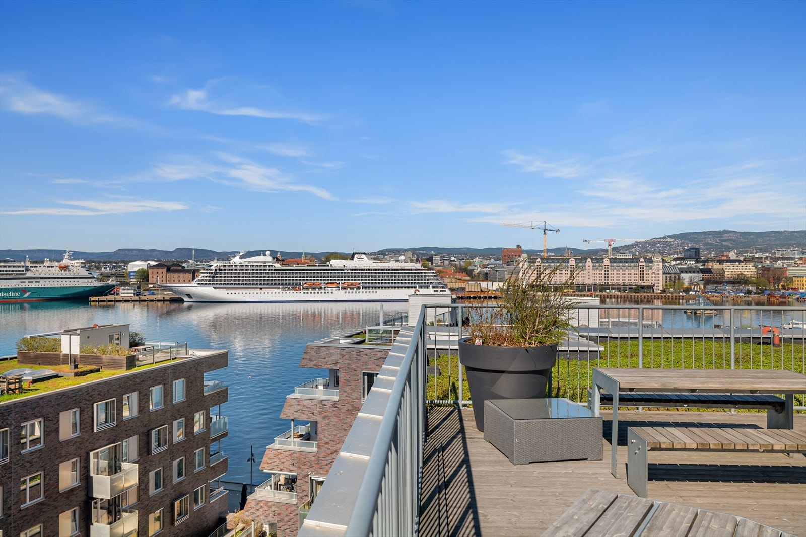 Beboerne har tilgang til en stor, felles takterrasse med vakker utsikt mot fjorden og Oslo. Terrassen er utstyrt med blant annet sittegrupper og grill. Galleribilde