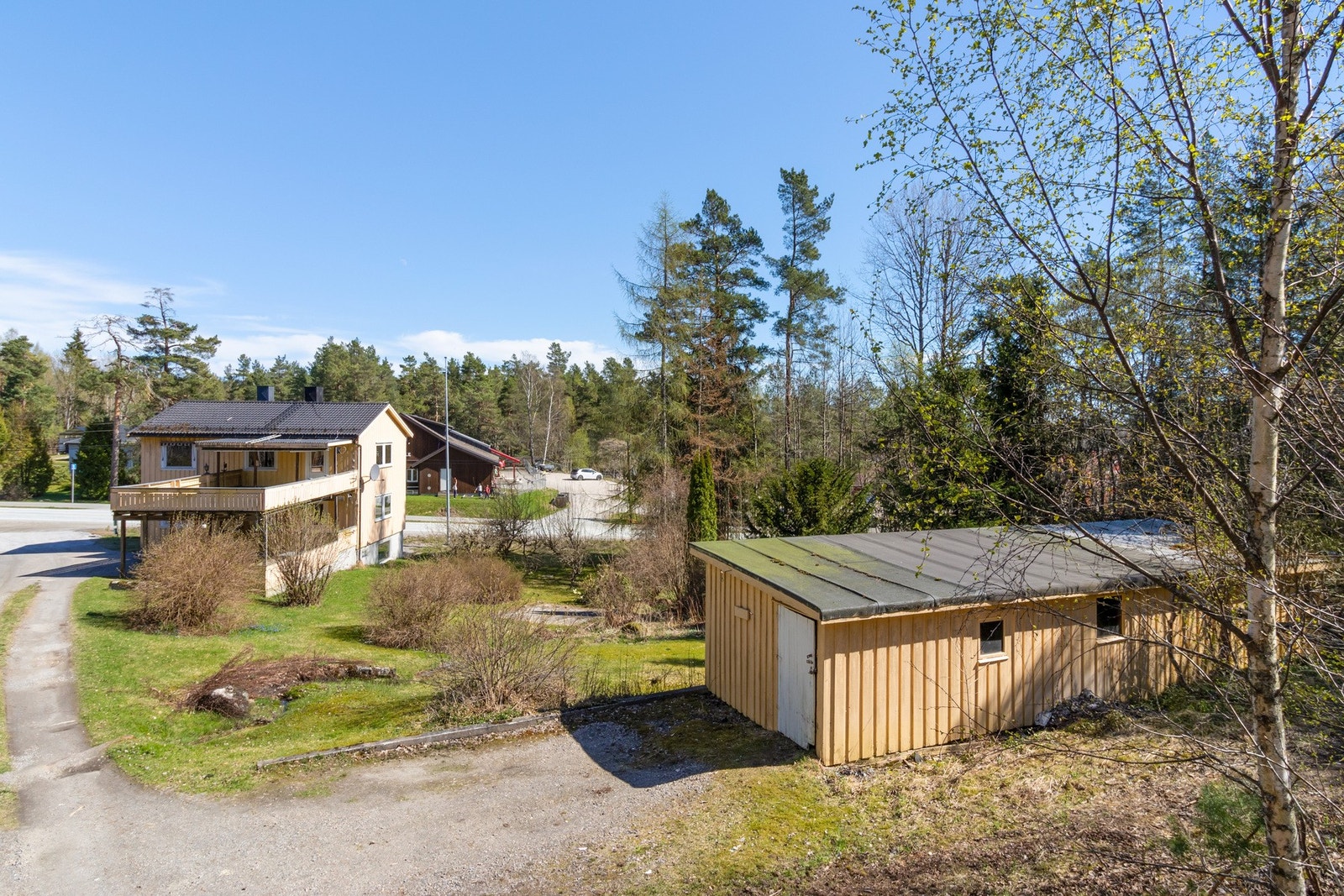 Stor og fin hage med bod i ytterkant av eiendommen. Galleribilde