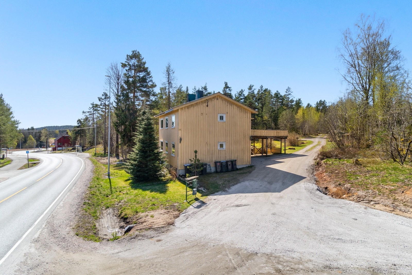 Inngang både fra kjeller og 1. etasje. Galleribilde