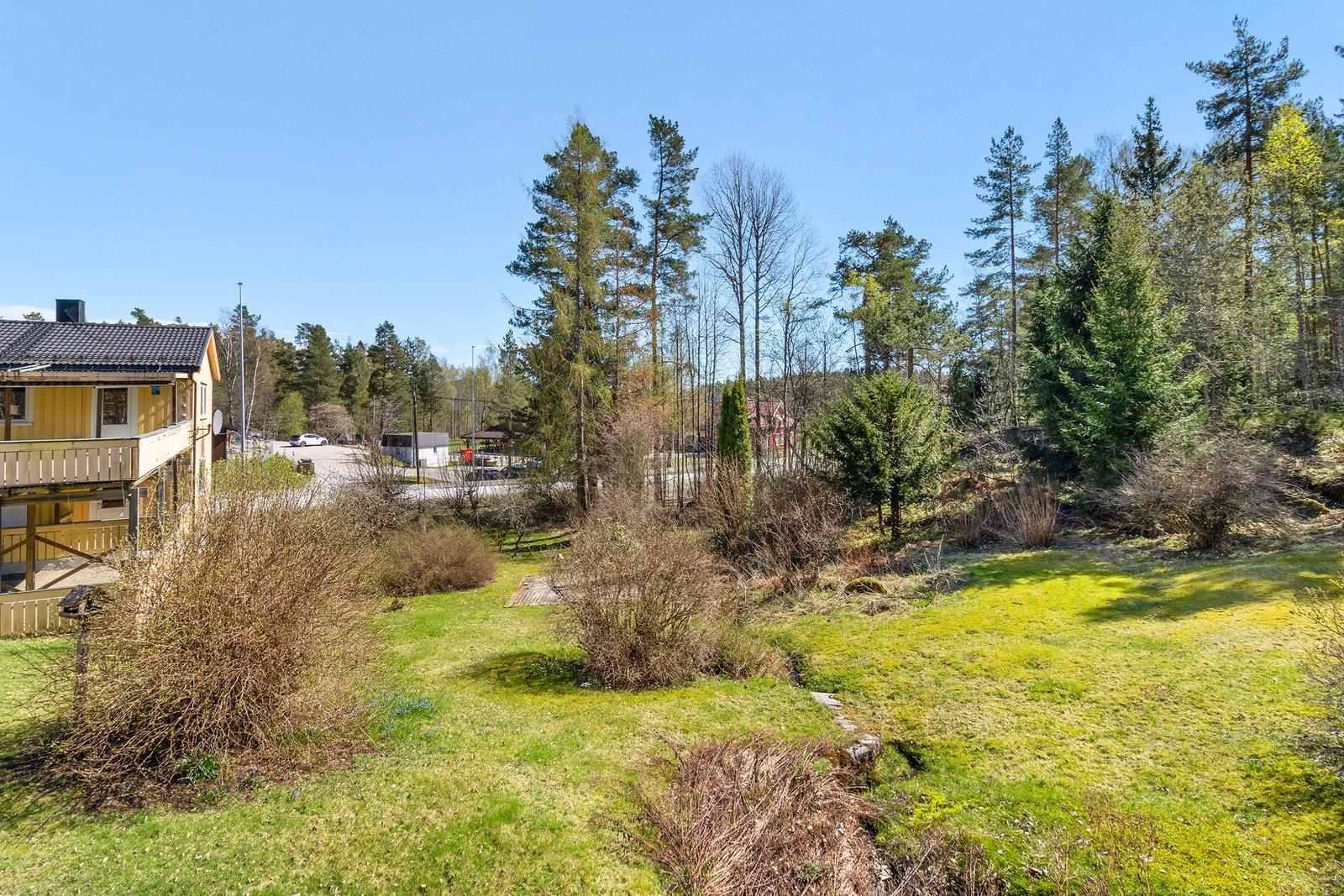 Boligen er et oppussingsobjekt, men hagen er veldig hyggelig. Her renner en liten bekk, områder med plen, noen busker og naturtomt. Galleribilde