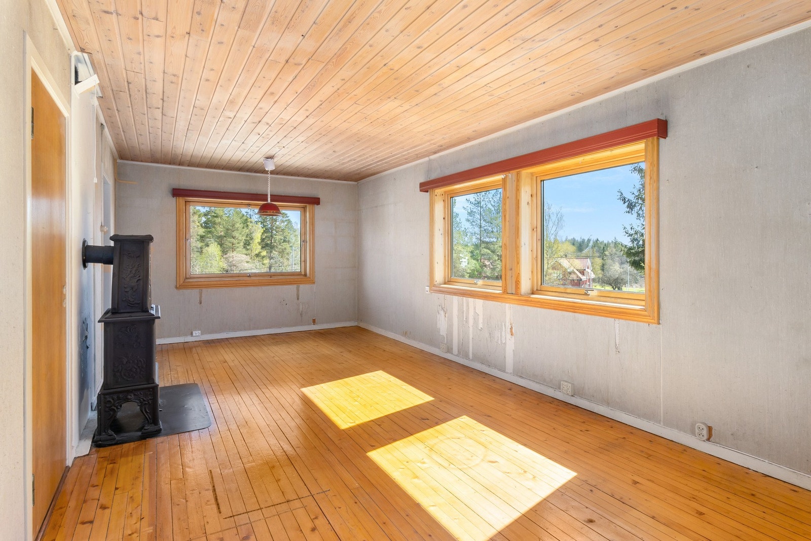 2. etasje består av gang, stue, bad, kjøkken og soverom. Galleribilde