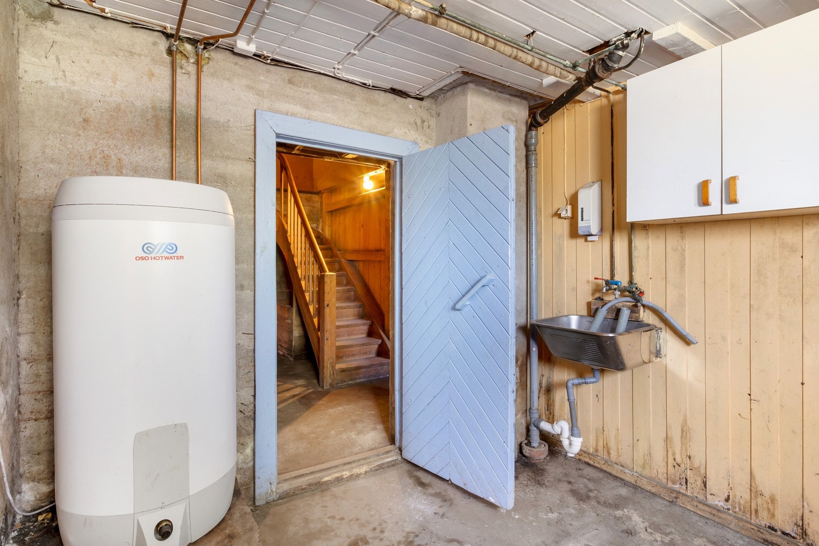 Varmtvannsbereder på 194 liter fra 2019 montert i kjeller. Galleribilde