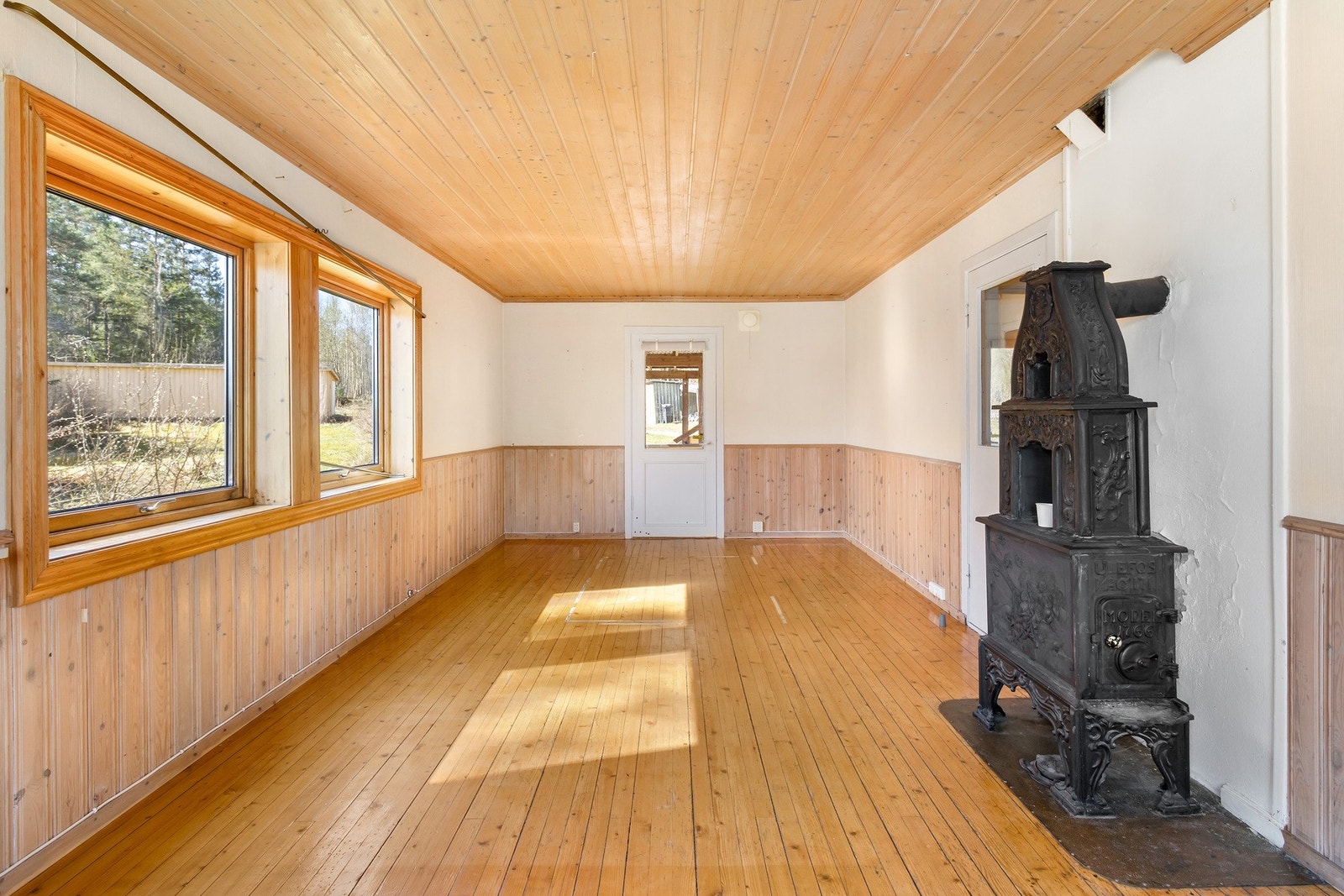 Fra stuen er det utgang til terrasse ved inngangspartiet. Galleribilde