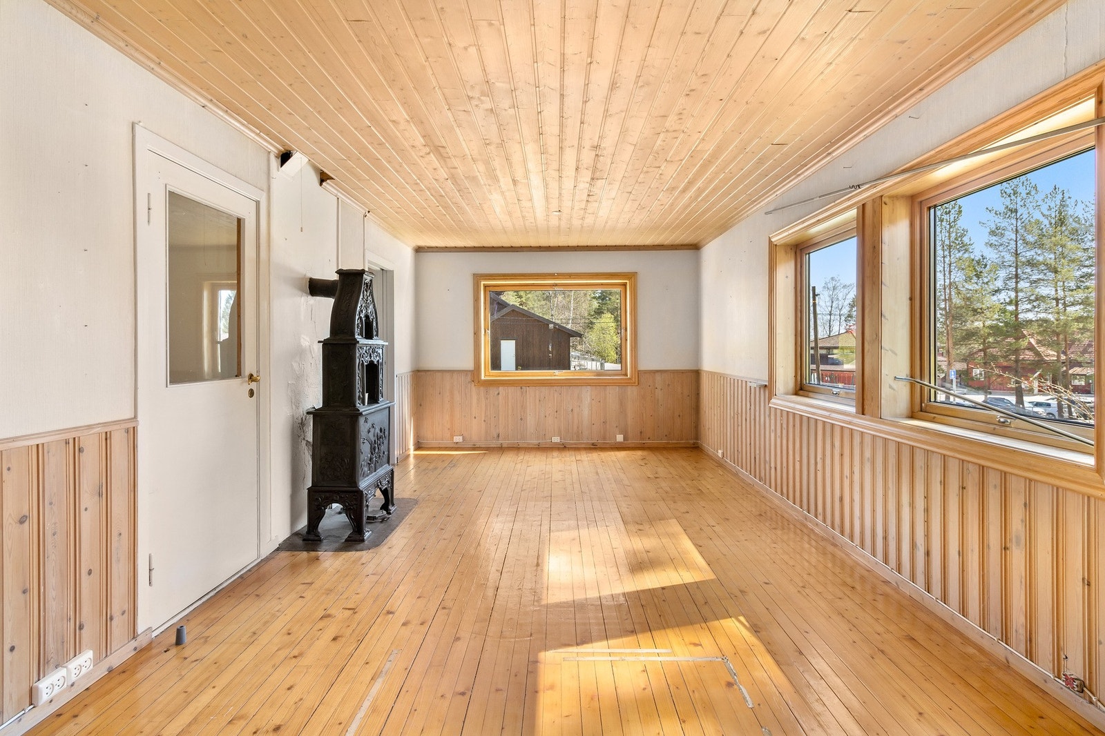 Romslig stue med heltrebord på gulvet. Galleribilde